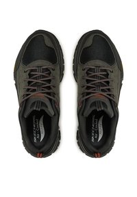 Czarno-ciemnoszare buty sportowe z siateczki i gumowych materiałów, z sznurowadłami, teksturowanymi akcentami i wzorzystą podeszwą.