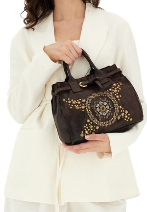 Borsa a tracolla in pelle marrone con motivi circolari decorativi e accenti metallici. Presenta manici robusti e una forma strutturata.