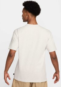 Nike Sportswear TEE - Osnovna majica kratkih rukava - light bone heather
