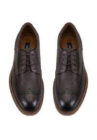 Chaussures Oxford en cuir marron avec un dessus texturé, des détails en brogue, et un capot lisse. Design à lacets avec une semelle brune contrastante.