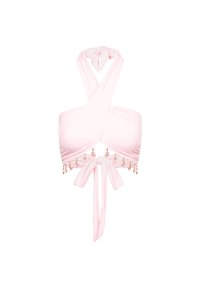 Roze halterbikini top met een kruisrugontwerp; bevat decoratieve gouden accenten en roze druppelvormige charme langs de onderste zoom.