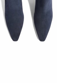 Teget plave antilop gležnjače s dizajnom šiljastog vrha, glatke teksture bez vidljivih metalnih dijelova ili dekorativnih detalja.