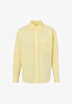 Koszula z długim rękawem w jasnym żółtym kolorze, zapinana na guziki, z ostrym kołnierzykiem i kieszenią na piersi, prezentowana na białym tle.