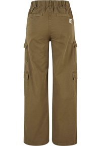Pantalon cargo marron avec taille élastique, poches passepoilées à l'arrière, poches à rabat sur les côtés et petite étiquette logo à l'arrière côté droit.