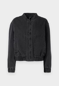 Svart kort jacka i denim med ståkrage, dragkedja fram, två stora fickor och elastiska manschetter i nederkant.