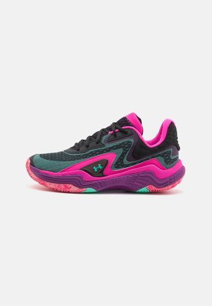 Scarpa sportiva nera e rosa con tomaia in rete, dettagli turchesi, suole testurizzate e un design della intersuola ammortizzata. Presenta il logo sul lato.