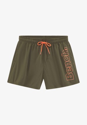 Costume da bagno da uomo in verde oliva. Materiale leggero con elastico in vita, coulisse arancione e grande logo "Bench." in caratteri audaci.