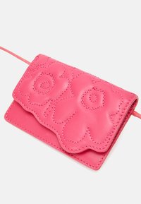 Marimekko UNIKKO BELT BAG UNISEX - Soma ar siksnu pāri ķermenim - pink
