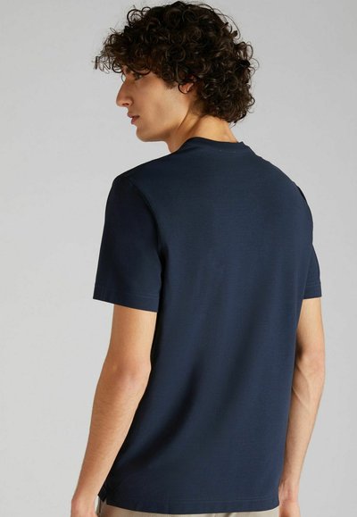 T-shirt bleu marine à manches courtes en tissu doux, avec un col rond et une coupe ajustée. Texture lisse avec des coutures minimales.