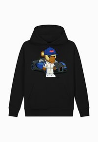 Zwarte hoodie met een geïllustreerde berenpersonage in een pet en sportoutfit, voor een stijlvol blauwe sportaut achtergrond.