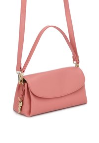 Ružová kožená kabelka s zaoblenou klopou, zlatým kovaním, nastaviteľným ramenným popruhom a textúrovaným povrchom pre jemný vzhľad.