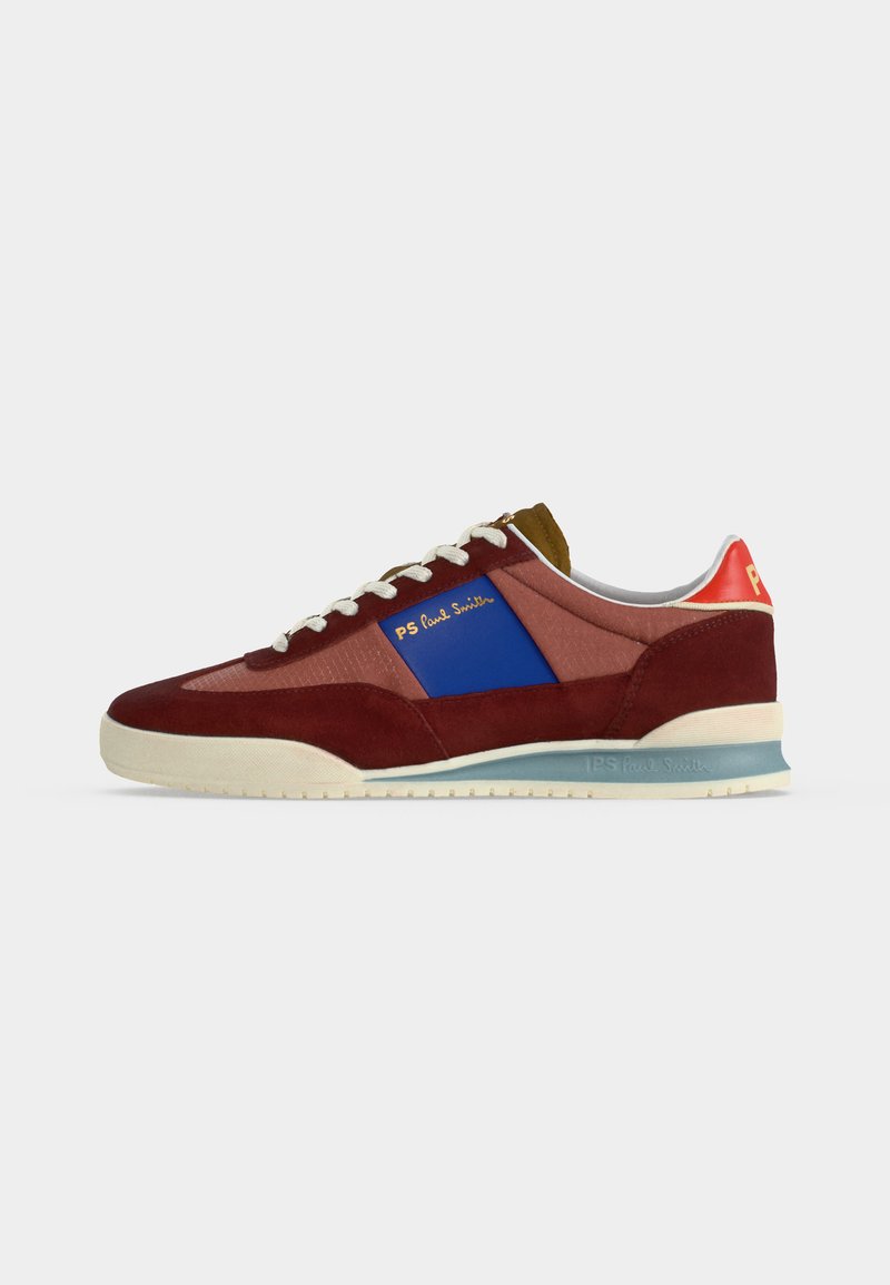 Χαμηλό sneaker σε μπορντό με μπλε πλαϊνή επιφάνεια, λευκά κορδόνια, μπεζ σόλα και κόκκινη λαστιχένια ταινία στη φτέρνα με το κείμενο της μάρκας "PS Paul Smith."