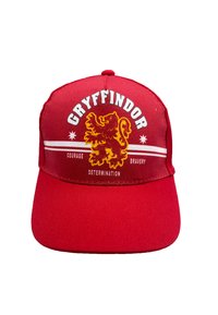 Rote Mütze mit flachem Schirm, die ein gelbes Gryffindor-Löwenemblem und weißen Text zeigt: "GRYFFINDOR", "COURAGE", "BRAVERY", "DETERMINATION."