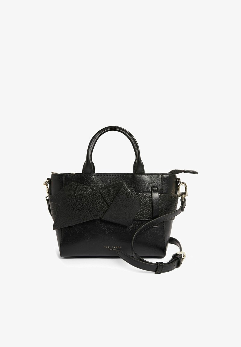 Bolso de mano de cuero negro con detalles texturizados, un lazo decorativo, asas superiores y una correa de hombro desmontable. Cuenta con un logo dorado en la parte frontal.