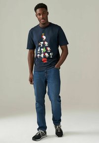 Next LICENCE CHRISTMAS - REGULAR FIT - Marškinėliai su spaudiniu - navy snoopy