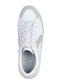 Zapatilla blanca de Skechers con acentos plateados, diseño con cordones, parte superior sintética suave, cuello acolchado y plantilla de memoria con aire fresco.