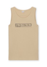 Camiseta sin mangas beige con un gráfico de mapa de contorno rectangular y el texto "WHITE PEAK" en el pecho.