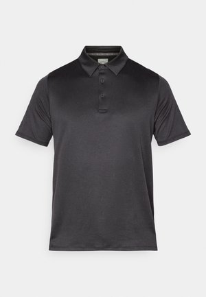 Mustra musta lühikese varrukaga polo-särk, millel on kolm nööpi ja peen tekstuur, esitatud valgel taustal.