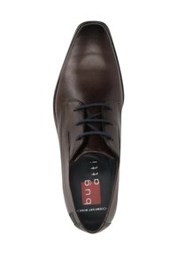 Braune Leder-Dressschuhe mit glatter Oberfläche, runder Zehenform und Schnürverschluss. Verfügt über ein bequemes, breites Design und eine schwarze Innenauskleidung.
