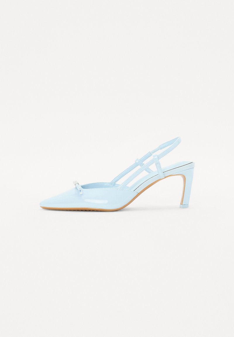 Talons hauts en cuir verni bleu clair avec un bout pointu, présentant de fines lanières, une petite boucle décorative et un talon aiguille effilé.
