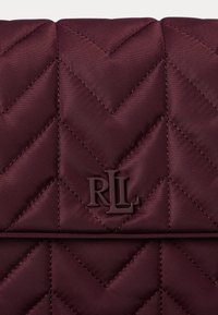 Lauren Ralph Lauren QUILTED MEDIUM STEVIE MESSENGER BAG - Soma ar siksnu pāri ķermenim - dark garnet/dark garnet