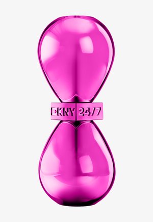 Glinsterende roze zandloper-vormige DKNY 24/7 parfumfles met reflecterend oppervlak en het merknaam in reliëf op de centrale band.