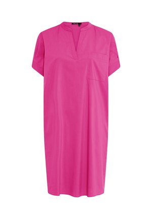 Hellrosa knielanges Kleid mit kurzen Ärmeln, einer Brusttasche vorne und einem V-förmigen Ausschnitt.