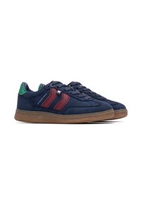 Zapatillas azul marino con rayas burdeos, acentos verdes en el talón, suela de goma y tejido texturizado. Diseño con cordones y detalles en colores contrastantes.