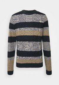 Proužkovaný pletený svetr v námořnické modři, béžové a šedé barvě. Obsahuje různé texturované vzory a žebrované manžety. Design s kulatým výstřihem, střední tloušťky.