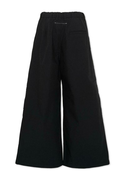 Pantalon noir à jambes larges avec ceinture élastique et une seule poche arrière du côté droit.