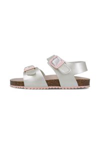 Sandalias metálicas plateadas con dos correas ajustables, hebillas rosas y una plantilla de corcho. La suela presenta un patrón texturizado para mayor agarre.