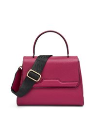 Bolso de mano de cuero texturizado rosa oscuro con asa superior y amplia correa de hombro negra ajustable con hebilla dorada.