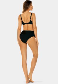 Czarny stanik bikini z prążkowanym wzorem, regulowanymi ramiączkami i zapięciem na hak, w komplecie z wysokimi majtkami, obie części o gładkiej fakturze.