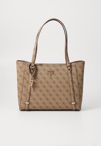 Beige patroon tote bag met dubbele handvaten, met een driehoekig logo en gouden accenten. Textuur materiaal met een gestructureerde vorm.