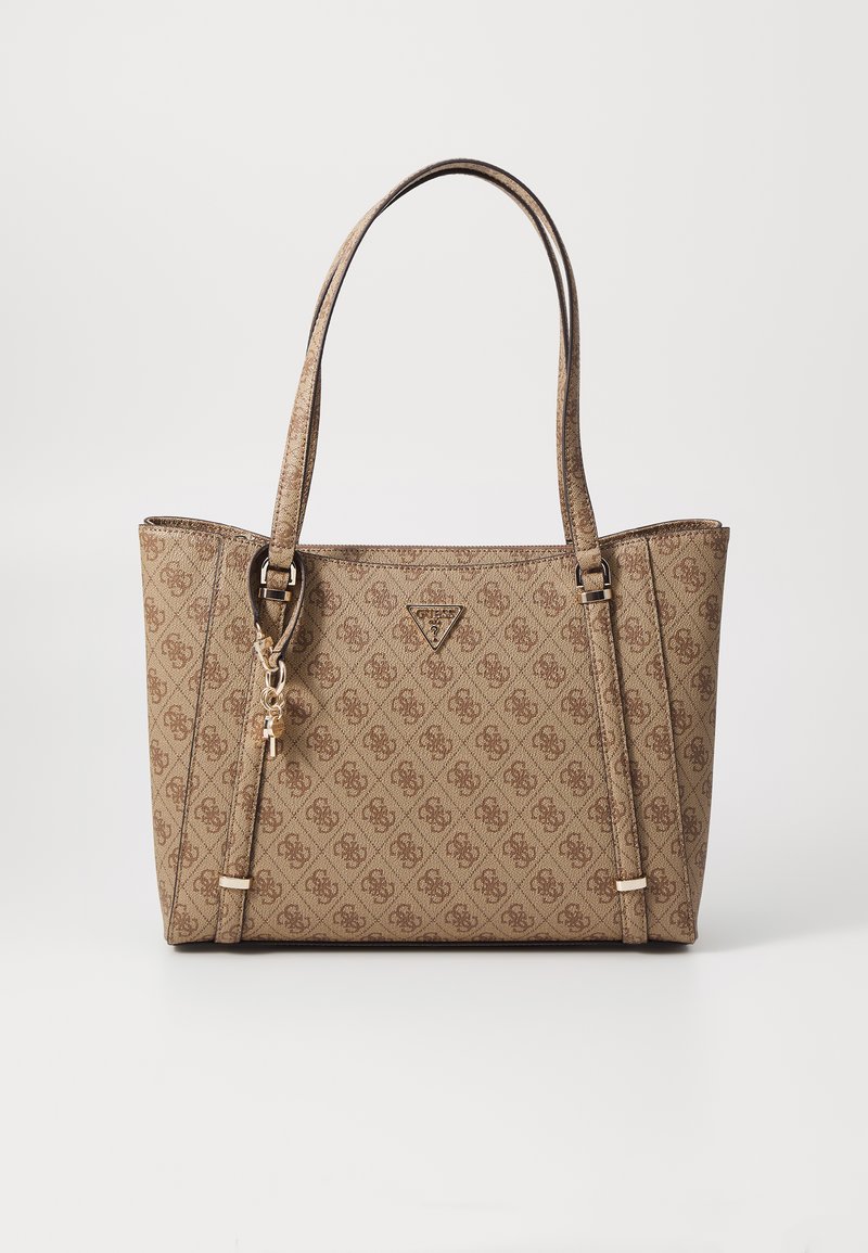 Beige patroon tote bag met dubbele handvaten, met een driehoekig logo en gouden accenten. Textuur materiaal met een gestructureerde vorm.