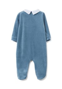 Mono para bebé de terciopelo azul con mangas largas, cuello blanco y diseño de pies cerrados. Textura suave, silueta simple y sin patrones visibles.