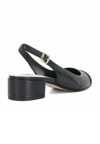 Pompe slingback en cuir noir avec un embout arrondi, un léger arc et un talon épais. Présente une boucle en ton or sur la sangle réglable.