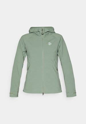 Chaqueta softshell verde claro con capucha, cremallera frontal y logo en el pecho. Cuenta con mangas entalladas y bolsillos laterales. Textura suave.