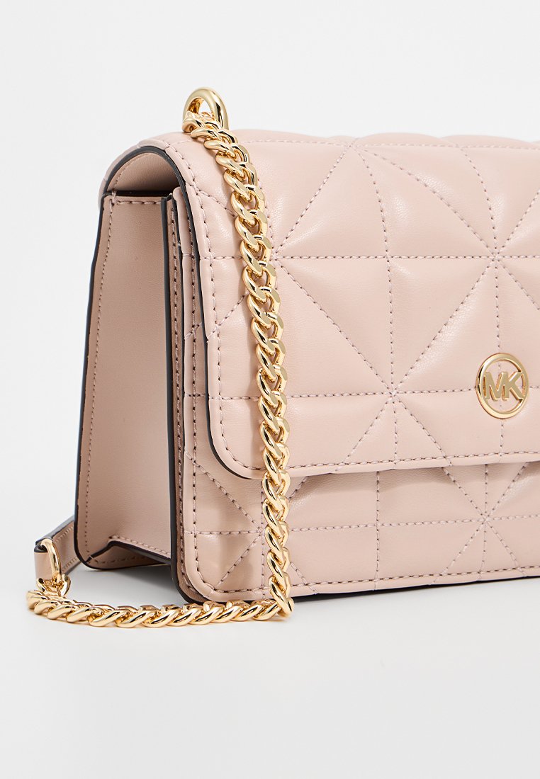 Sac à main en cuir rose blush matelassé avec une bandoulière en chaîne dorée et un détail de logo. Présente un design structuré et une texture lisse.