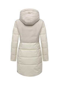 Manteau rembourré de couleur beige clair, à la texture lisse et avec une partie supérieure contrastante en laine. Doté d'une capuche et de coutures verticales.