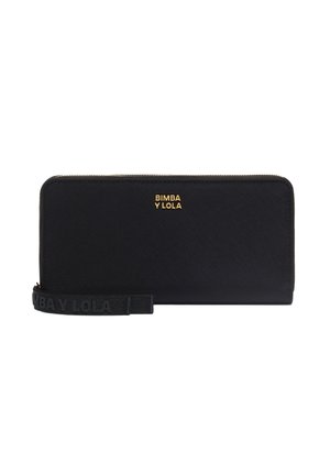 Cartera negra hecha de tela texturizada con un logo dorado "BIMBA Y LOLA". Cuenta con un cierre de cremallera y una correa negra en contraste con texto.