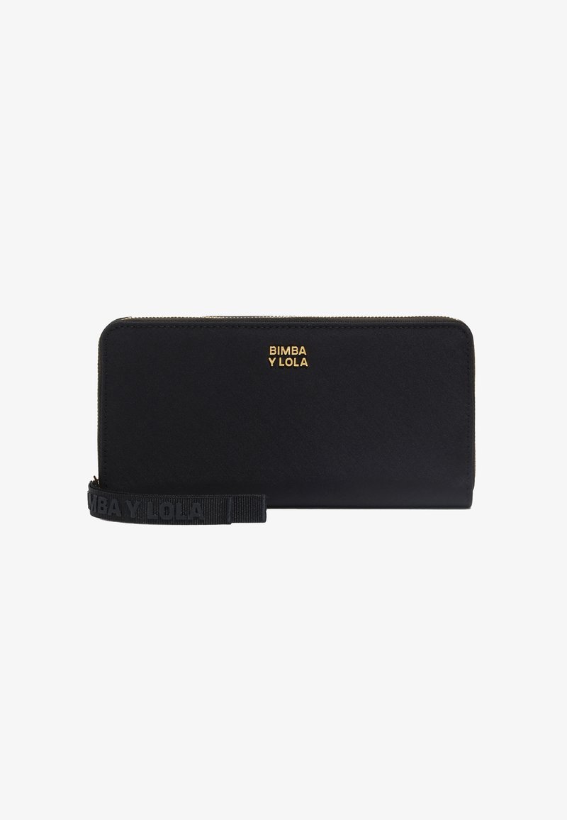 Cartera negra hecha de tela texturizada con un logo dorado "BIMBA Y LOLA". Cuenta con un cierre de cremallera y una correa negra en contraste con texto.