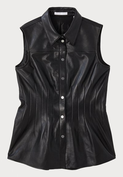 Camisa sem mangas de couro preto, com colarinho pontudo, detalhes de costura verticais e fechos de botão de pressão na frente.