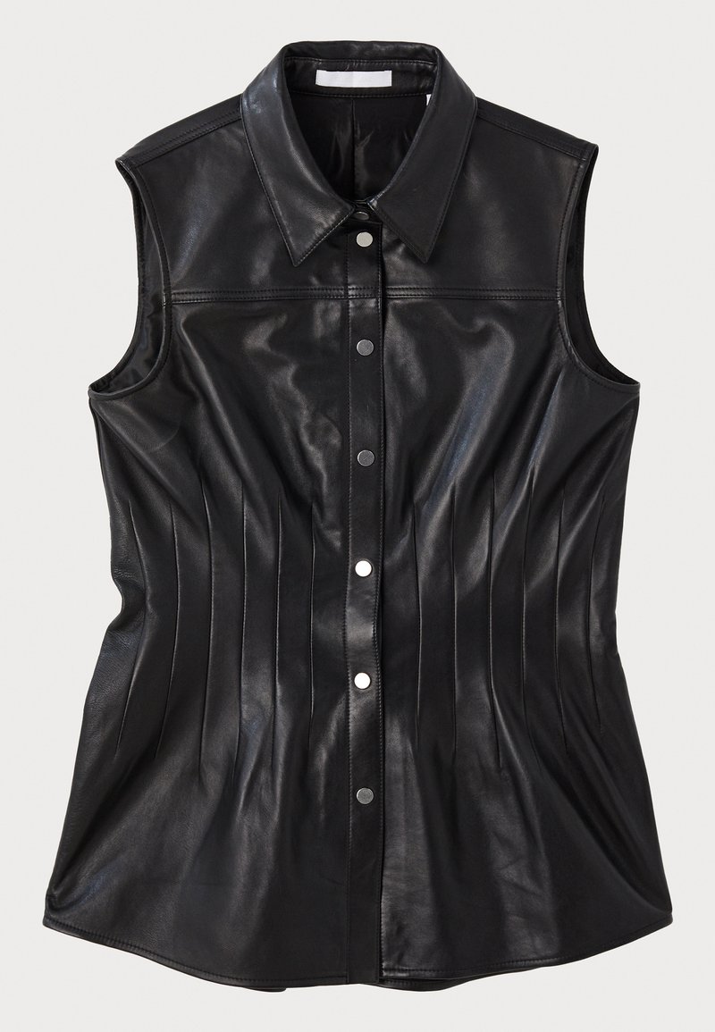 Chemise sans manches en cuir noir avec un col pointu, des détails de couture verticaux et des fermetures à boutons-pression sur le devant.