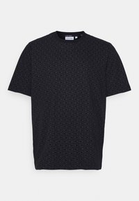 Camiseta negra de manga corta con un patrón repetitivo de las letras "CK" en un tono más oscuro. Fabricada en tejido suave y con escote de tipo crew.