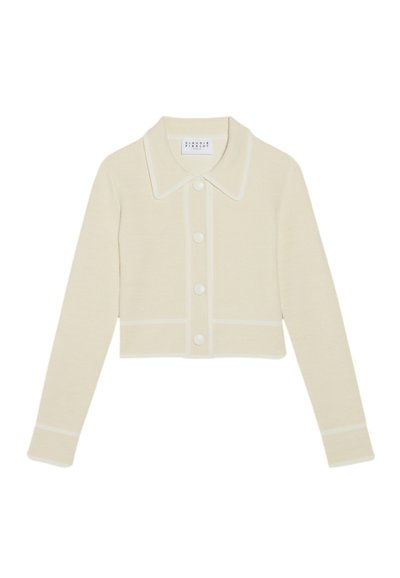 Cárdigan corto de color crema con cuello de solapa, cinco botones blancos y costuras contrastantes en blanco a lo largo de los bordes y las mangas. Textura suave.