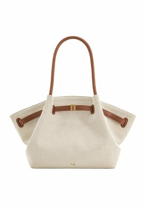 Sac fourre-tout en toile beige avec des poignées et des finitions en cuir marron, doté d'une large ouverture supérieure et d'un détail de fermoir central doré.