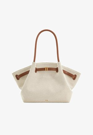 Sac fourre-tout en toile beige avec des poignées et des finitions en cuir marron, doté d'une large ouverture supérieure et d'un détail de fermoir central doré.
