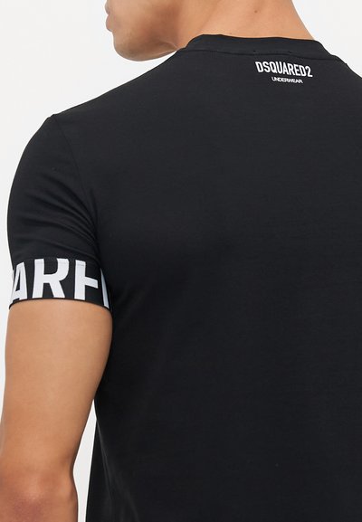 Schwarzes T-Shirt mit kurzen Ärmeln, das das "DSQUARED2"-Logo in Weiß auf dem Ärmel und dem Kragen trägt, aus glattem Stoff gefertigt. Der taillierte Schnitt betont die Schultern.