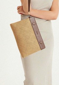 Mianqa Clutch - natural